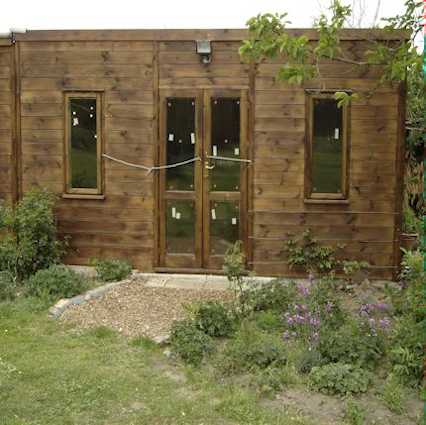 insulated cube summer house / garden studio